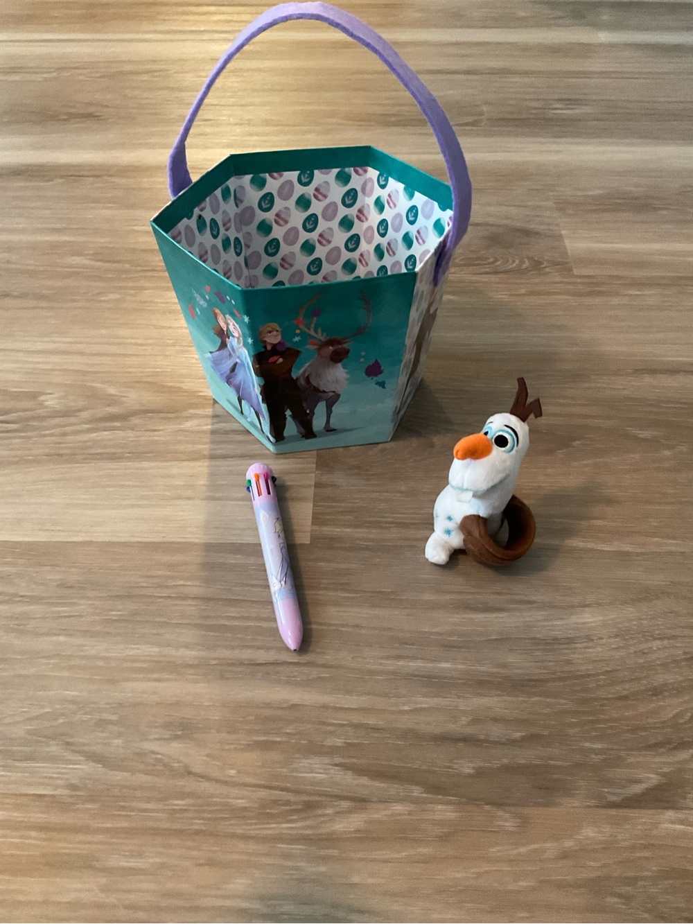 Disney | Frozen-themed Easter Basket with Plush Olaf and Pink Multi-Color Pen